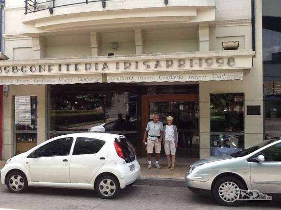 Almoçamos na Irisarri, a mais tradicional confeitaria de Minas, no Uruguai, uma verdadeira institução local